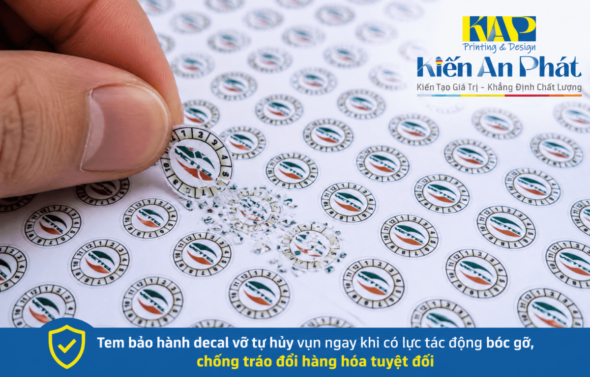 Thử nghiệm bóc con tem bảo hành decal vỡ bị vỡ vụn thành từng mảnh nhỏ không thể tái sử dụng tại xưởng In Kiến An Phát
