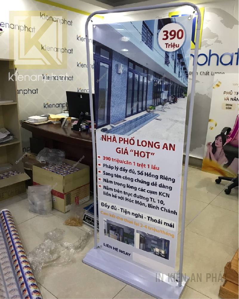 standee chân sắt