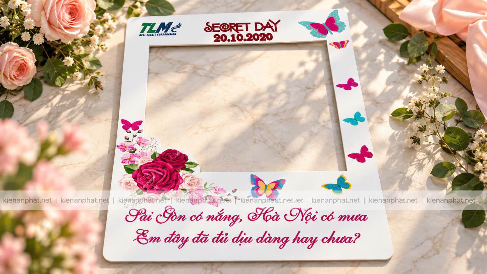 decal in bồi formex cắt theo hình làm khung chụp ảnh
