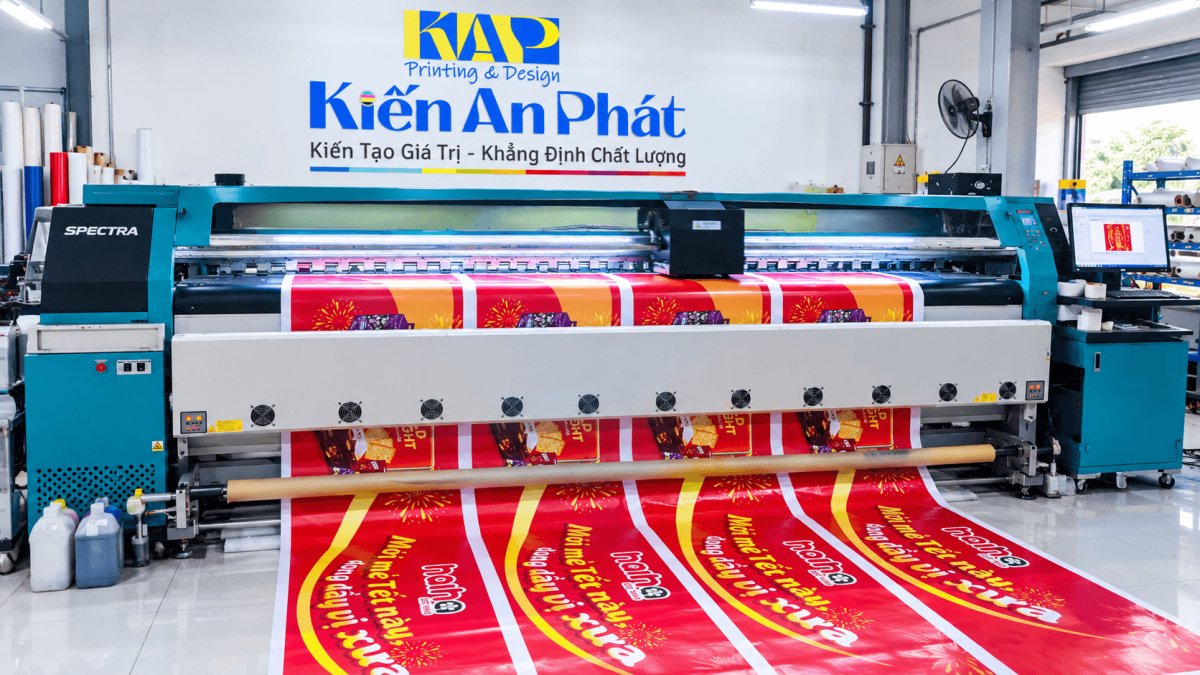 Dàn máy in bạt hiflex kỹ thuật số khổ lớn 3.2m đang chạy thành phẩm tại xưởng In Kiến An Phát Bình Thạnh