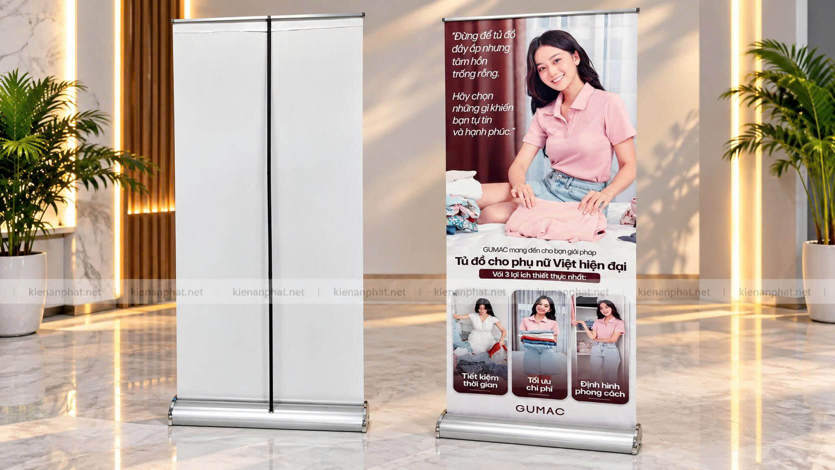 Kỹ thuật viên Kiến An Phát đang gia công lắp ráp bản in PP vào chân standee cuốn nhôm cho khách hàng